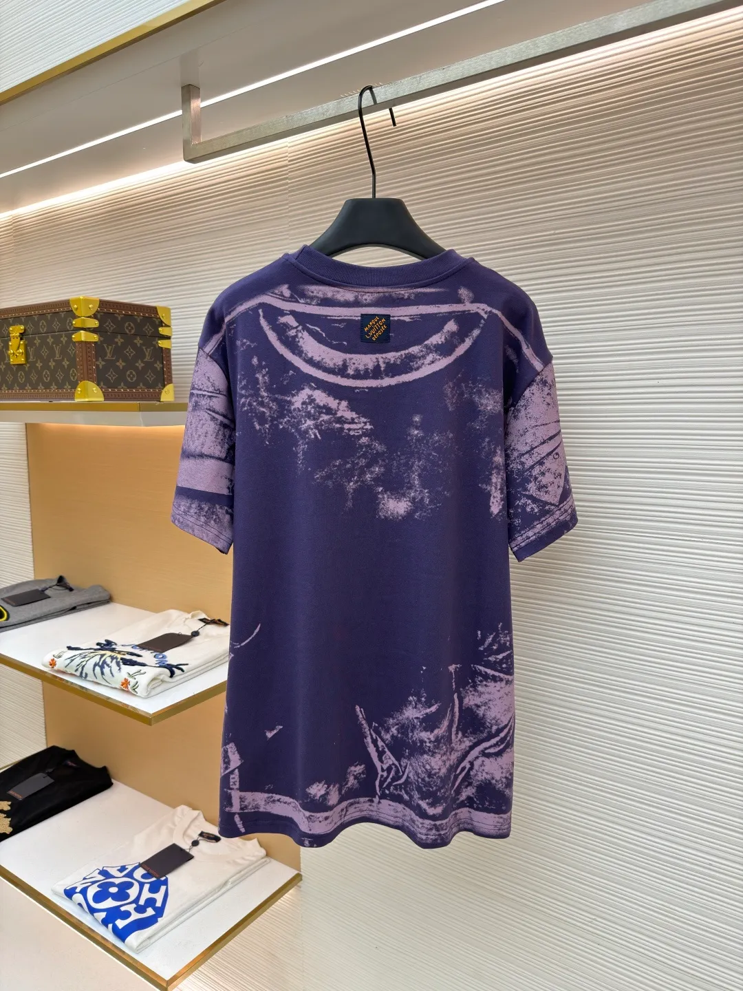 LOUIS VUITTON Overprinted round neck illusion printed short-sleeved T-shirt ●Original version: Purchased and developed by 8563 ●Item number: 1682466-A20 ●Fabric: cotton fabric ●Technology: Printing ●Color: Khaki Brown ●Version: Fitted version ●Weight: about 300 grams ●Size: S-M-L-XL ●Description: This Louis Vuitton tie-dye lettered short-sleeved T-shirt is made of 260g high-count combed cotton fabric. It has been treated with pre-wash water. The fabric has a soft and skin-friendly touch and a crisp texture, while effectively avoiding the problem of shrinkage and deformation after wearing. The body of the garment uses hand-made tie-dye technology to present a mottled and smudged texture effect. The tie-dye pattern of each piece is unique. It is paired with the classic "Vuitton" letter logo created by embossed silicone printing technology. The printing is processed by high-temperature lamination, which has strong adhesion and is not easy to fall off and crack. The neckline is sewn with double-needle hemming technology and is paired with a ribbed edge design, which is durable and not easy to loosen. The side seams are spliced ​​with embedded clip technology to make the body lines smoother. The overall fabric selection and craftsmanship details continue the brand's high-end clothing standards, taking into account both design and practical wearability. The overall wiring is straight and delicate, the fabric is comfortable and soft, and the color is consistent without color difference. It can be matched with the same style to create a fashionable look and control various occasions. Customized accessories, complete with three standards, same style for men and women!